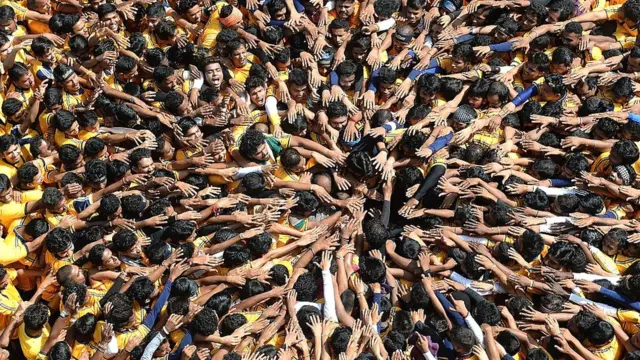 दहीहंडीचं दृष्य