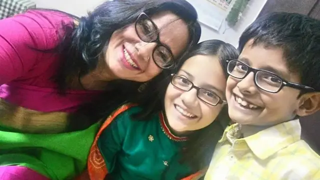 सदफ़ अपने बच्चों के साथ