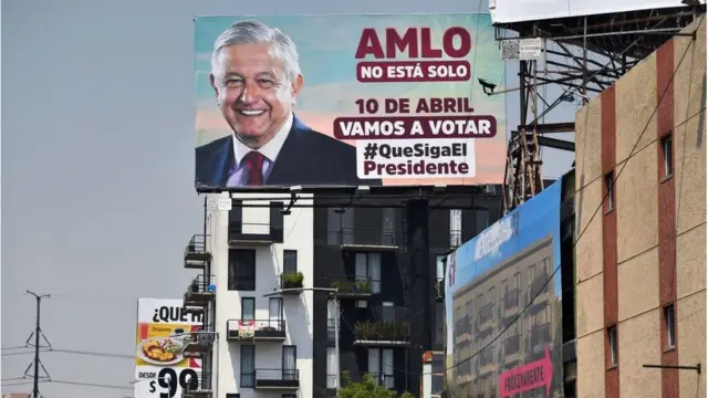 Cartel a favor de la continuidad de AMLO tras el revocatorio.