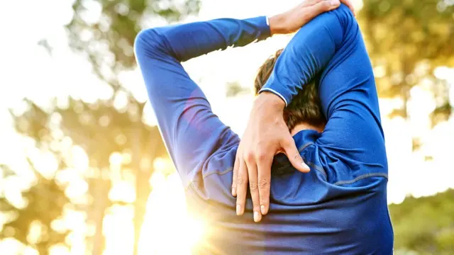 Hombre de espaldas haciendo deporte.