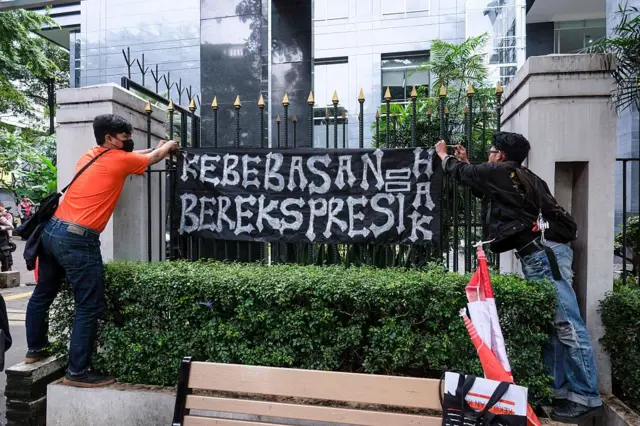 Wo aktivis menampilkan spanduk bertuliskan "Kebebasan Berekspresi" selama sidang untuk mendengarkan putusan hakim untuk Delpedro Marhaen Rismansyah, Direktur Eksekutif Lokataru, Khariq Anhar, Muzaffar Salim, dan Syahdan Husein, terdakwa dalam kasus dugaan hasutan terkait demonstrasi yang berakhir dengan kerusuhan antara 2530 Agustus 2025, di Pengadilan Negeri Jakarta Pusat di Jakarta 6 Maret 2026