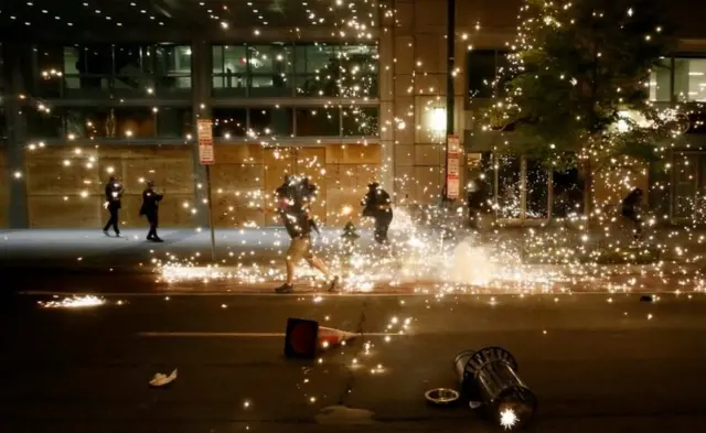 People run as police disperse demonstrators in Washington DC. Photo: 31 May 2020