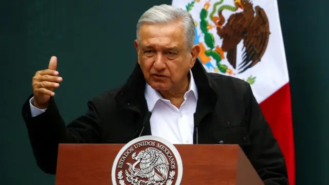 O presidente mexicano Andrés Manuel López Obrador falaum púlpito