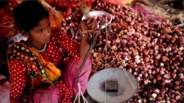 পেঁয়াজ বিক্রেতা কিশোরী