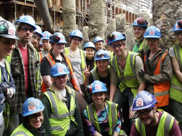 กับเพื่อนร่วมงานหลายสิบคนในกรุงลอนดอน