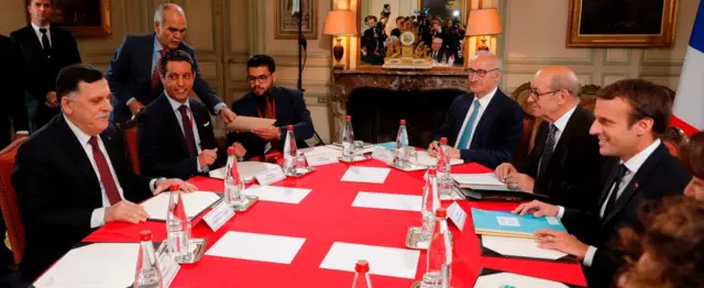 Французбкий президент Макрон (праворуч) провів переговори з паном Сарраджом