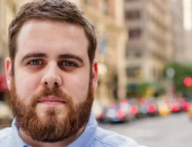 นายแซ็ก วิตเทกเกอร์ ผู้สื่อข่าวเทคโนโลยีไซเบอร์ พบประกาศรับสมัครงานที่ซ่อนไว้โดยบังเอิญ