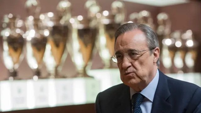 Pérez posa frente a la vitrina de trofeos