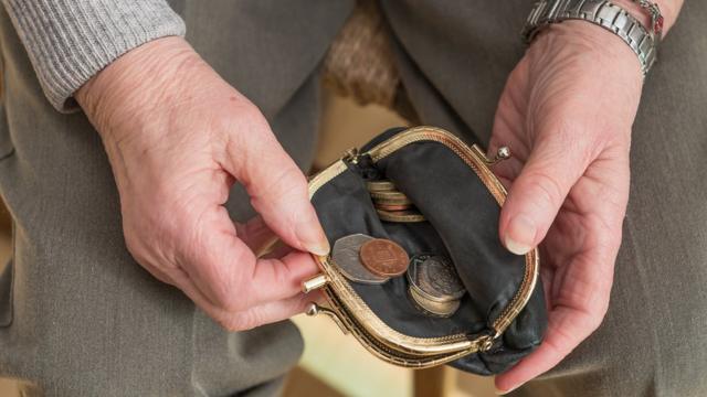 Mulher abrindo moedeiro