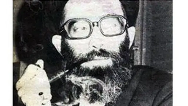 Ali Khamenei akivuta sigara