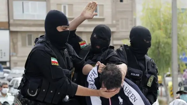 ماموران نقاب‌دار پلیس فردی را که به سرقت و زورگیری متهم بود، سوار بر وانت در محله مشیریه تهران گرداندند، کتک زدند و تحقیر کردند