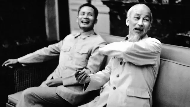 Chủ tịch Hồ Chí Minh và Thủ tướng Phạm Văn Đồng tại Phủ Chủ tịch năm 1965