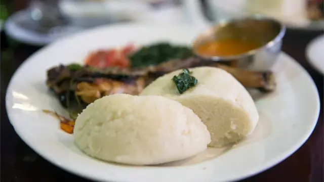 Une portion d'Ugali, un plat à base de farine de maïs, vue dans un restaurant de Nairobi, au Kenya, le 24 mai 2017.