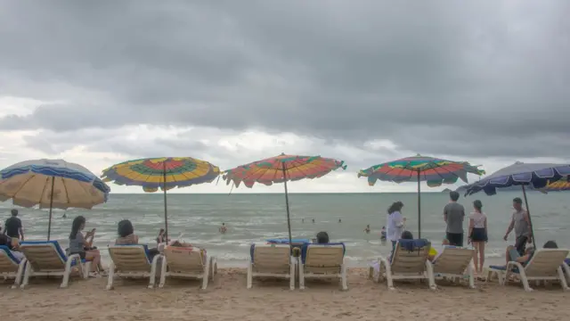 ม้านั่งบนหาดป่าตอง