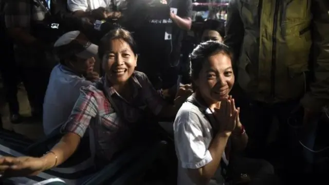 Qaar ka mid ah waalidiinta carruurta oo ku faraxsan in caruurtooda la helay