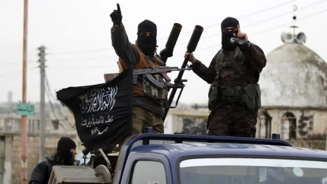 Nusra Cephesi üyeleri.