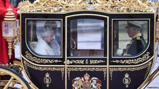 الملكة إيزابيث الثانية في طريقها إلى قصر ويستمينستر