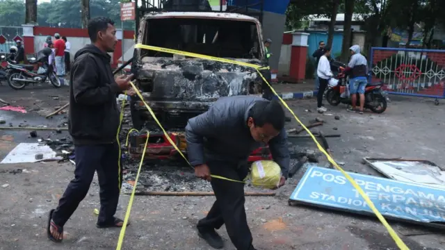 ကွင်းထဲက မတည်ငြိမ်မှုတွေကြောင့် စတဲ့ ဒီဖြစ်ရပ်ကြောင့် ကွင်းအပြင်က ကားအချို့လည်း မီးလောင်ပျက်စီးခဲ့ပါတယ်။