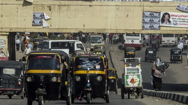 مركبة خفيفة ثلاثية العجلات (توكتوك)