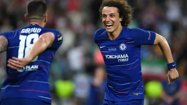 David Luiz celebrates with Olivier Giroud