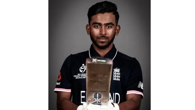 යොවුන් ක්‍රීඩක සවින් පෙරේරා එංගලන්ත යොවුන් කණ්ඩායම නියෝජනය කරමින්