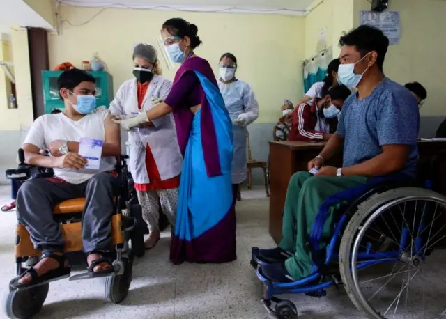 नेपाल सरकारले अमेरिकाबाट प्राप्त जोनसन एन्ड जोनसनको कोभिड खोप वितरण गरेको छ।