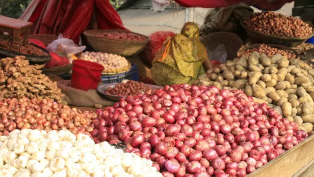 খুচরা বিক্রেতারা বলছে, দাম বাড়ানোর জন্য পাইকারি বিক্রেতারা দায়ী।