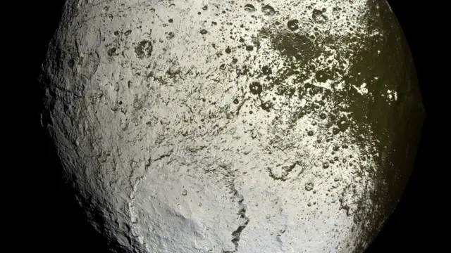 Япет. Снимок "Кассини" 9 сентябоя 2007 года.