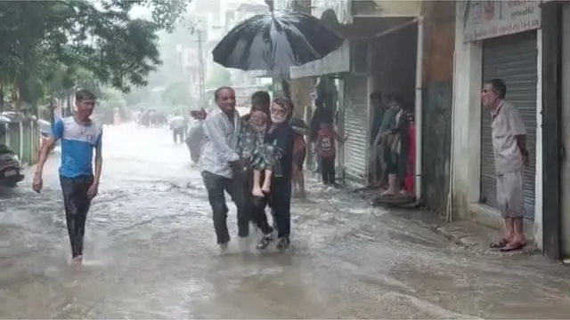 ભારે વરસાદમાં વૃદ્ધાનો બચાવ