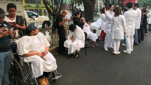 Pacientes y médicos en una calle