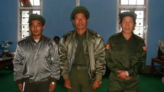 ကောင်းခါးပြည်သူ့စစ်အဖွဲ့ ခေါင်းဆောင် ဦးမထုနော်နဲ့ အဖွဲ့ကို ဘိန်းစိုက်ပျိုးမှု ပပျောက်ရေး သီးနှံအစားထိုးစိုက်ပျိုးစီမံကိန်းအတွက် ဂျပန် JICA က တာဝန်ရှိသူတွေနဲ့ ၂၀၀၀ ခုနှစ်တုန်းက တွေ့ဆုံခဲ့စဉ်
