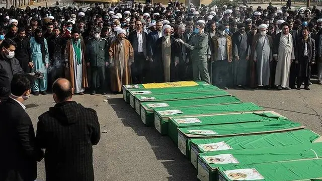 شماری از شرکت‌کنندگان در این مراسم از ماسک استفاده کرده بودند