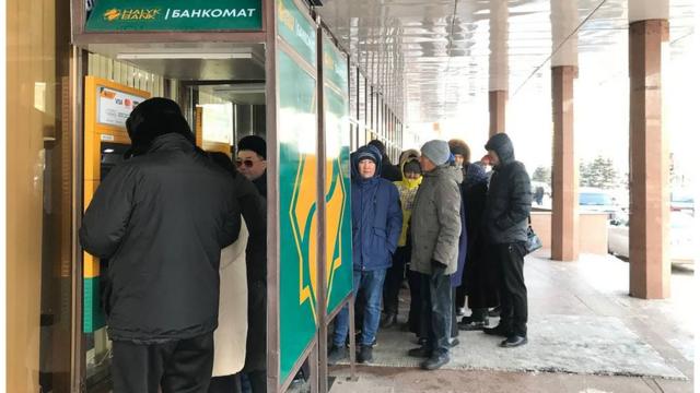 Очереди в банкомат, Алматы