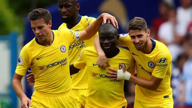 Ngolo Kanté félicité par ses coéquipiers pour l'ouverture du score du match Huddersfield-Chelsea