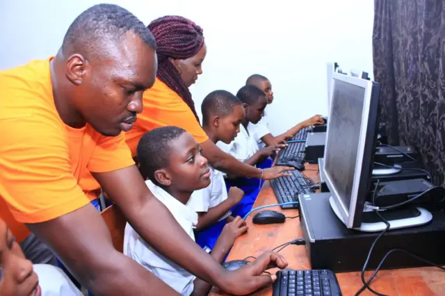 Natacha, wa kabiri mu bahagaze, avug ako bifuza kwibanda ku bana b'abakobwa