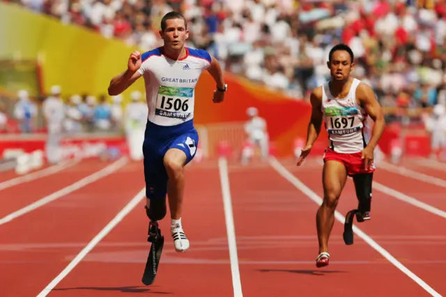 John McFall y el japonés Atsushi Yamamoto corriendo en la prueba de 100 metros en los Juegos Paralímpicos de Pekín en septiembre de 2008.