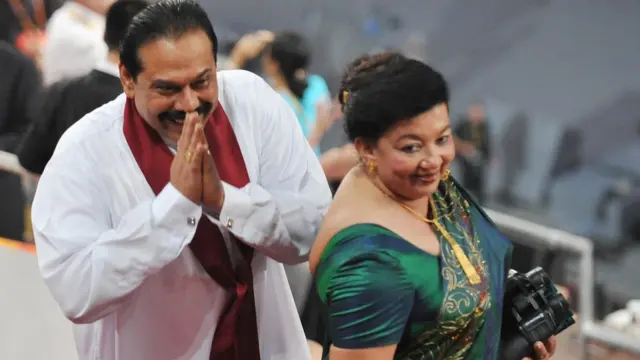 හිටපු ජනාධිපති මහින්ද රාජපක්ෂ සමග ශිරන්ති රාජපක්ෂ