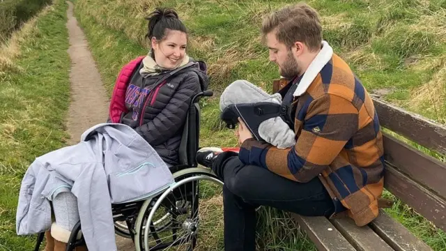 Lucy, Tommy, y su bebé