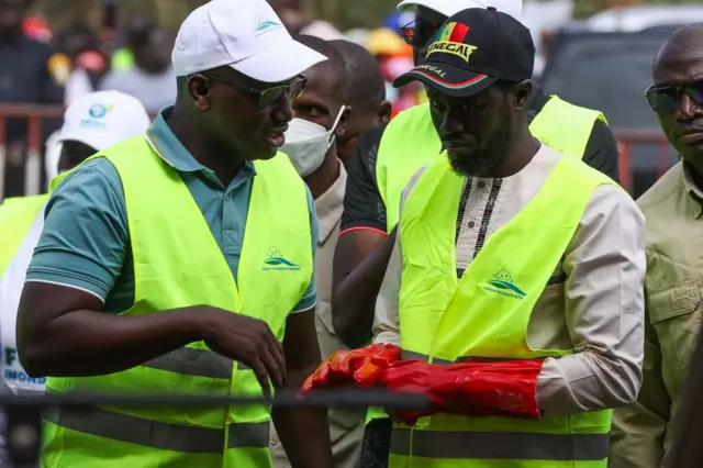 Le président sénégalais Bassirou Diomaye Faye (à droite) assiste à la journée nationale de nettoyage (set-setal) avant la saison des pluies à Thiaroye, Dakar, Sénégal, le 1er juin 2024.