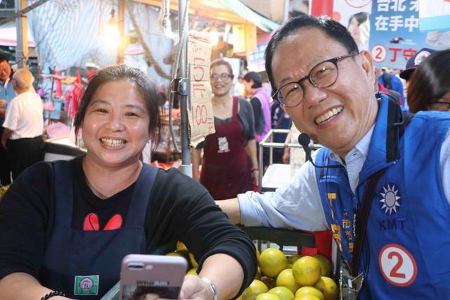 代表国民党出战台北市长的丁守中，获得较多高龄与外省票源支持。
