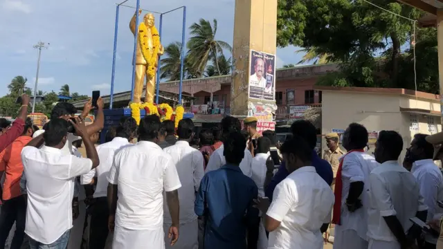 வேதாரண்யம் அம்பேத்கர் சிலை உடைப்பு: யார் காரணம்?