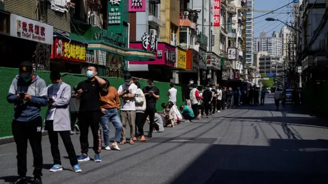 Moradores ficam na rua esperando por um testehandicap estrela betácido nucleico durante o lockdownhandicap estrela betXangai