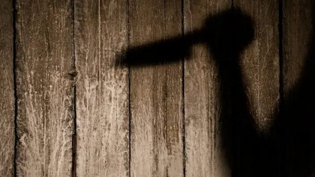 கத்தியால் கொலை செய்வது போன்ற சித்தரிப்புப் படம்