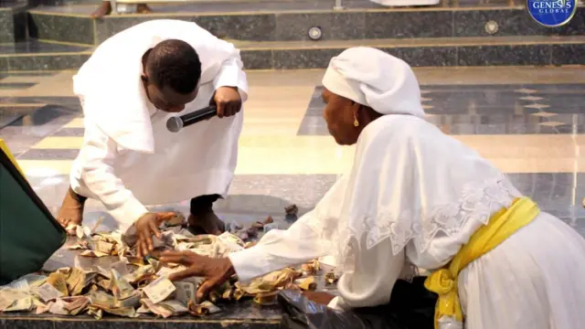 Awọn aṣọna n ko owo lasiko isin ninu ijọ CCC Genesis