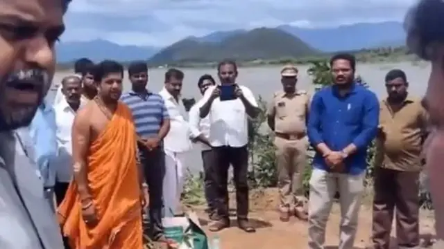 இந்து முறைப்படி பூஜை செய்ய எதிர்ப்பு தெரிவித்தபோது