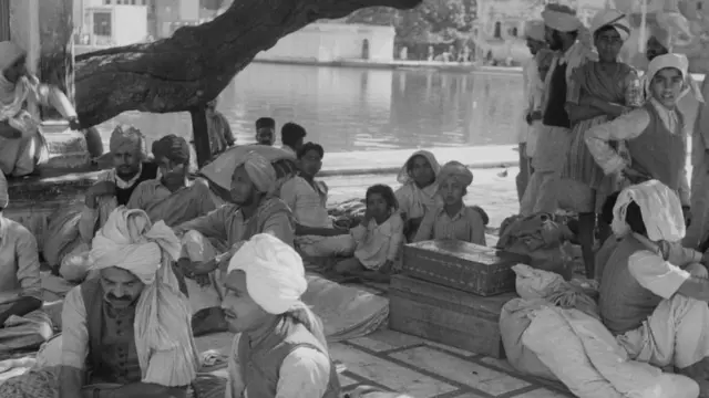 बंटवारे के बाद स्वर्ण मंदिर में जमा विस्थापित