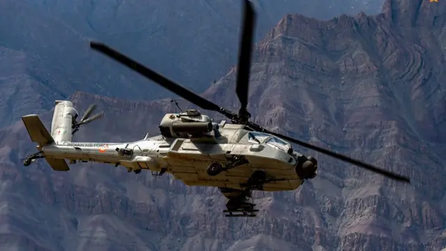 ఆర్మీ అధికారులు ప్రయాణించే విమానాలు, హెలీకాప్టర్లకు ప్రత్యేక భద్రతా నియమాలు ఉంటాయి.