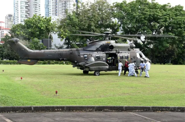 新加坡空军直升机将伤者送往医院治疗