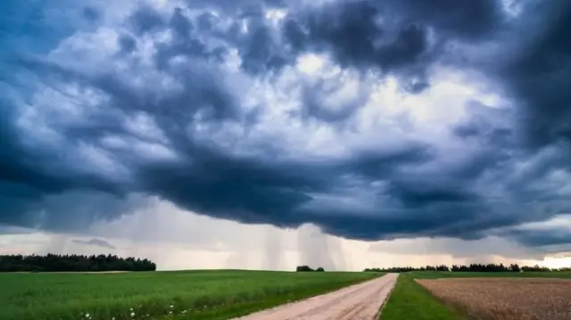 અરબી સમુદ્રમાં સર્જાયેલા ડિપ્રેશનના કારણે ગુજરાતના અલગ-અલગ વિસ્તારોમાં હજુ પણ રોજ થોડો ઘણો વરસાદ પડી રહ્યો છે. 