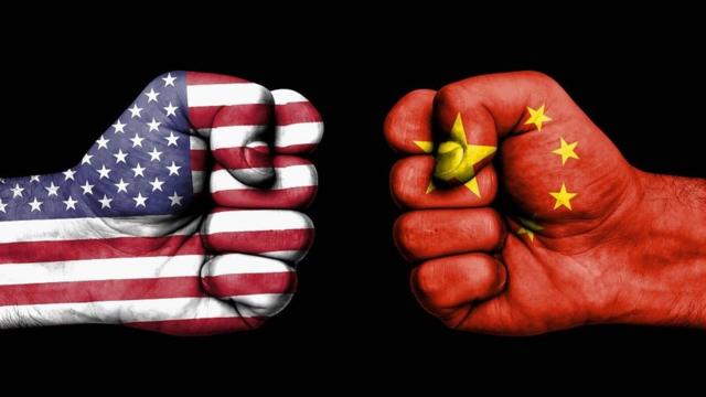 Çin ve ABD bayraklı yumruklar